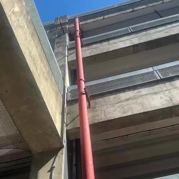 External riser fixed to a concrete frame